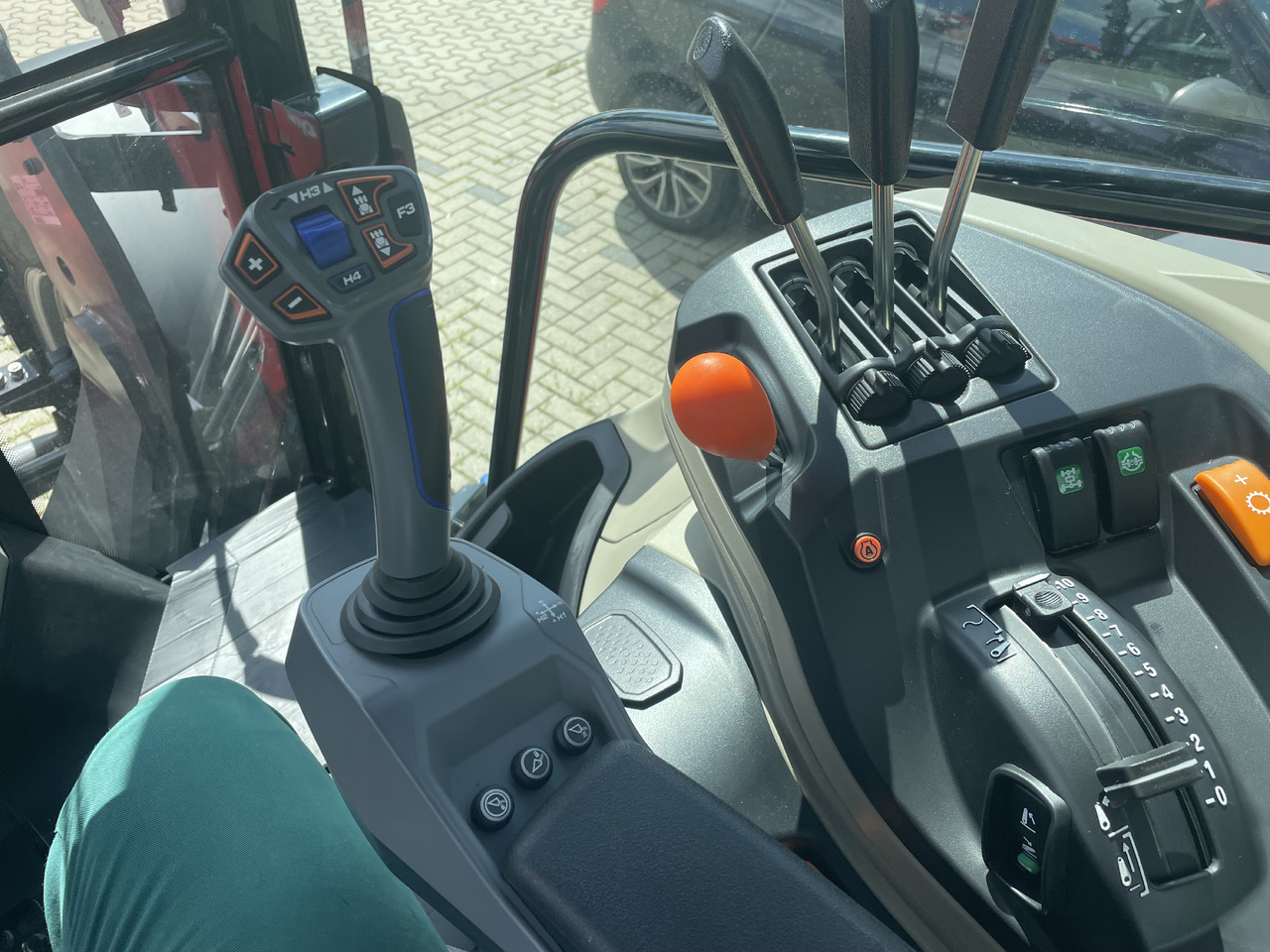 Massey Ferguson 5711M Dyna-4 4WD Cab - جرار: صور 4 Massey Ferguson 5711M Dyna-4 4WD Cab - جرار: صور 4