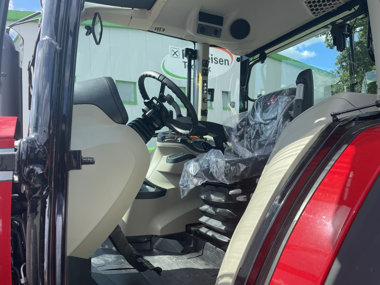 Massey Ferguson 5711M Dyna-4 4WD Cab - جرار: صور 3 Massey Ferguson 5711M Dyna-4 4WD Cab - جرار: صور 3