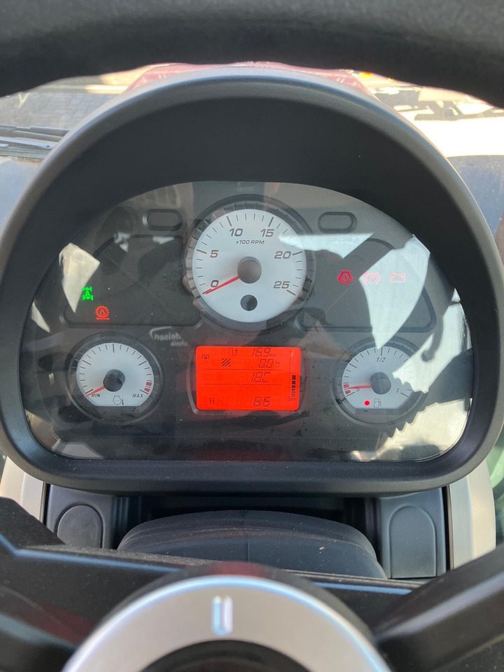 Massey Ferguson 5713 M 4WD Cab Essential - جرار: صور 2 Massey Ferguson 5713 M 4WD Cab Essential - جرار: صور 2