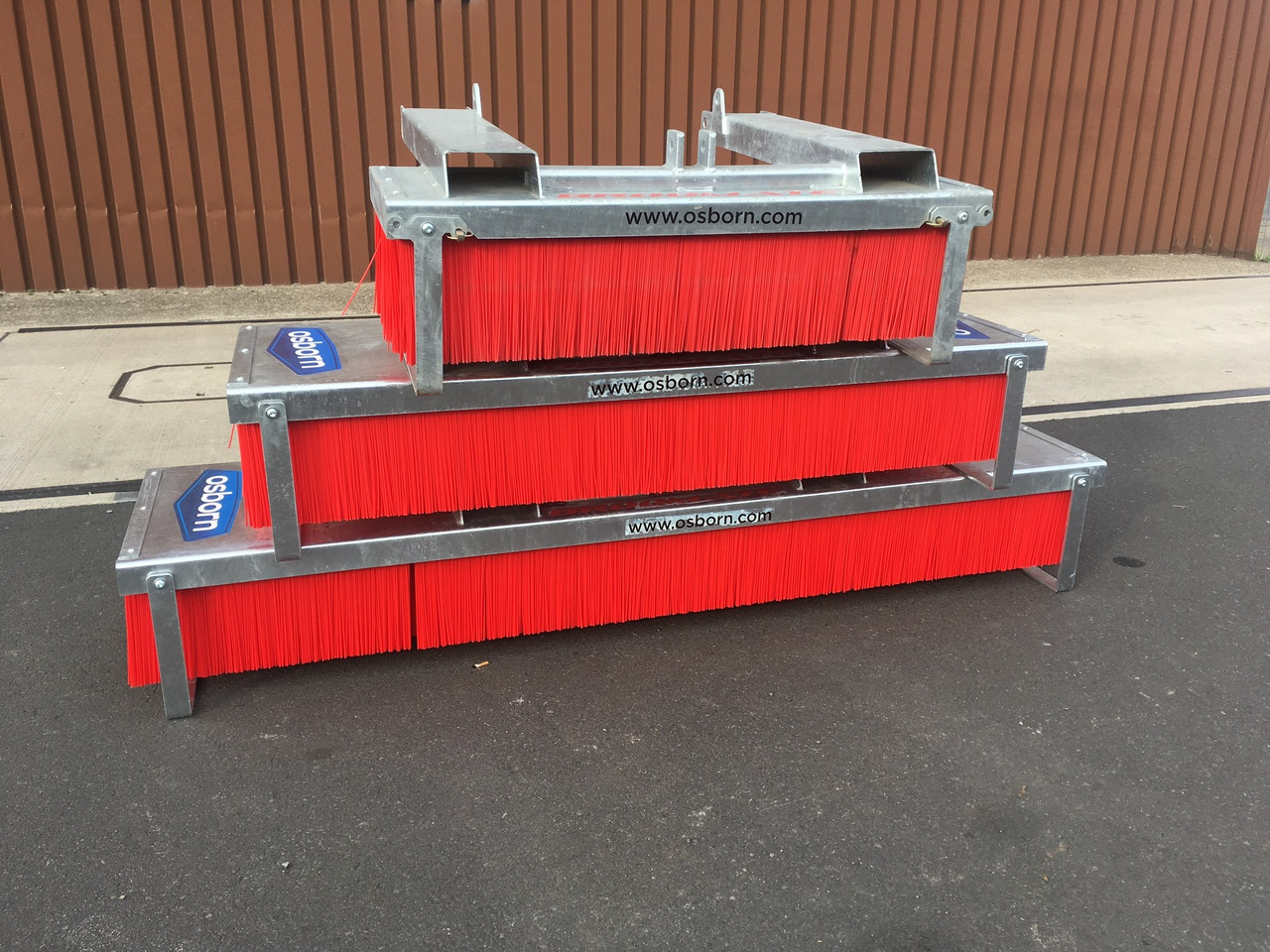 Osborn Broomate Minimate APR-120 - المعدات لتربية الماشية: صور 1 Osborn Broomate Minimate APR-120 - المعدات لتربية الماشية: صور 1