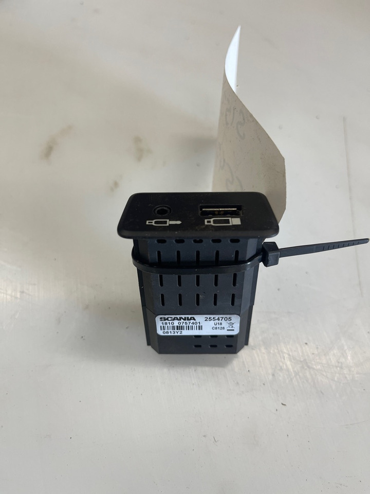 SCANIA USB PORT 2554705 - لوحة القيادة - شاحنة: صور 1 SCANIA USB PORT 2554705 - لوحة القيادة - شاحنة: صور 1