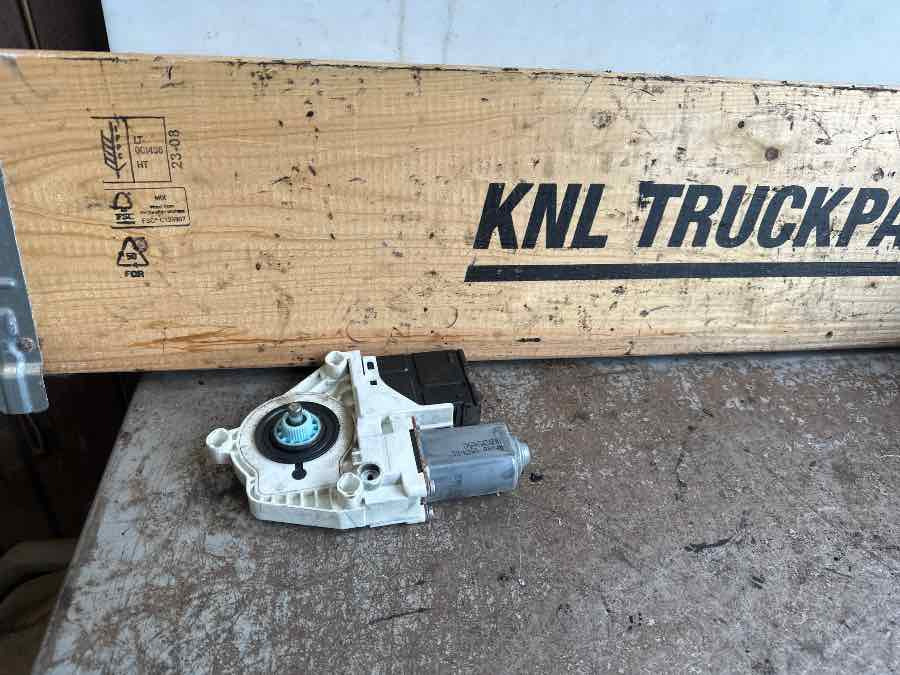 VOLVO WINDOW MOTOR 84425251 - النظام الكهربائي - شاحنة: صور 1 VOLVO WINDOW MOTOR 84425251 - النظام الكهربائي - شاحنة: صور 1