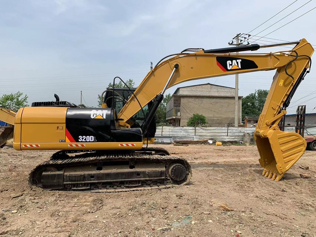 CATERPILLAR 320DL - حفارات زحافة: صور 2 CATERPILLAR 320DL - حفارات زحافة: صور 2
