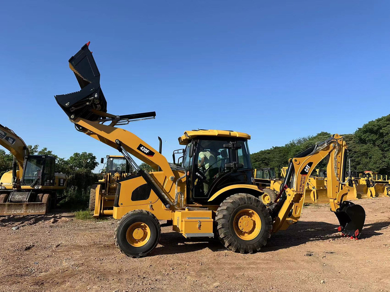 CATERPILLAR 420F2 - حفار متعدد الاستخدام: صور 1 CATERPILLAR 420F2 - حفار متعدد الاستخدام: صور 1