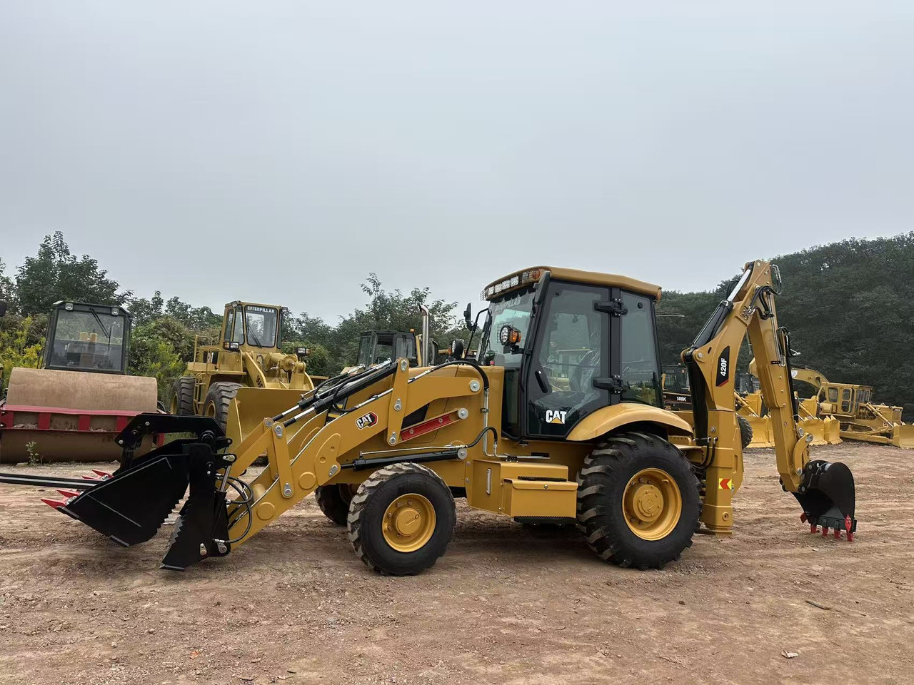 CATERPILLAR 420F2 - حفار متعدد الاستخدام: صور 1 CATERPILLAR 420F2 - حفار متعدد الاستخدام: صور 1