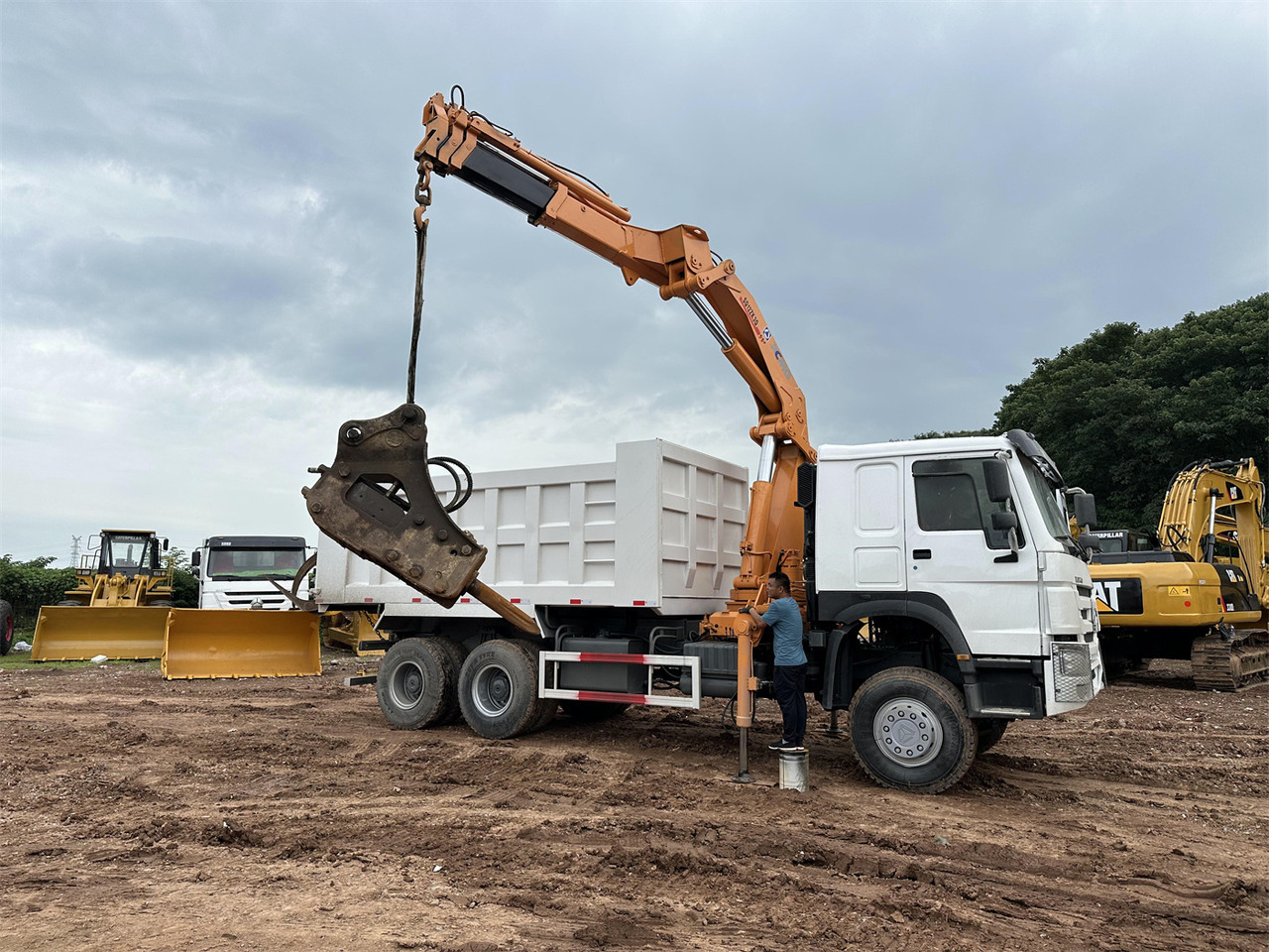 HOWO 371 Mounted Crane Dump truck - شاحنة كرين: صور 1 HOWO 371 Mounted Crane Dump truck - شاحنة كرين: صور 1