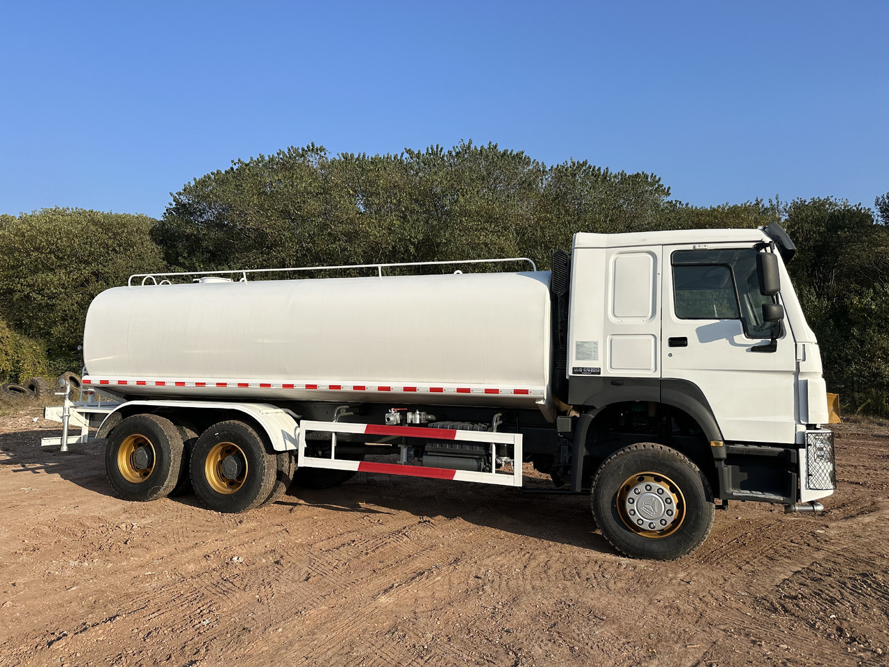 SINOTRUK HOWO 371 Water Tanker Truck - شاحنة صهريج: صور 4 SINOTRUK HOWO 371 Water Tanker Truck - شاحنة صهريج: صور 4