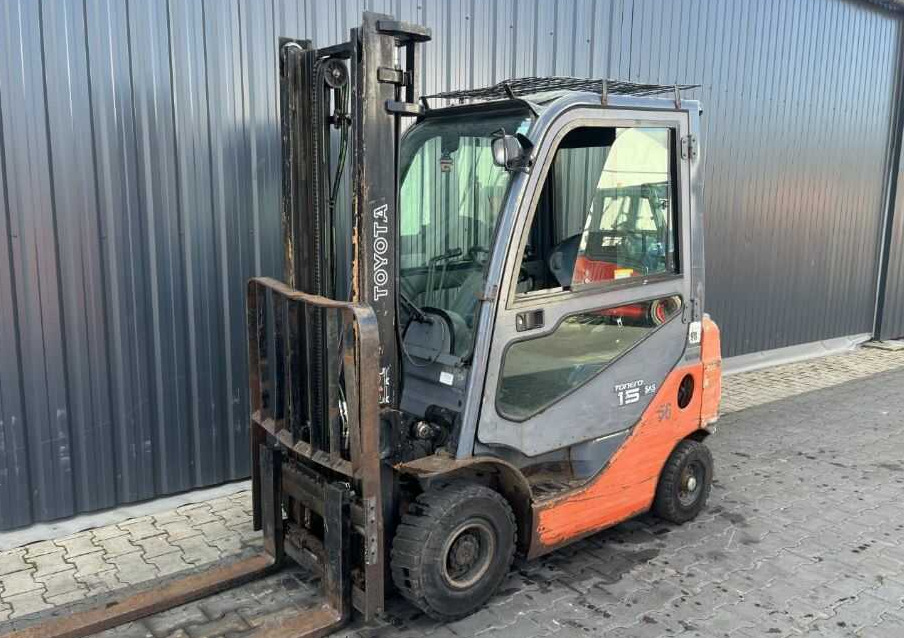 Toyota 8FGF15 - رافعة شوكية تعمل بالغاز: صور 1 Toyota 8FGF15 - رافعة شوكية تعمل بالغاز: صور 1