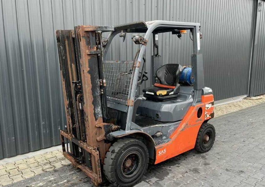 Toyota 8FGF20 - رافعة شوكية تعمل بالغاز: صور 1 Toyota 8FGF20 - رافعة شوكية تعمل بالغاز: صور 1