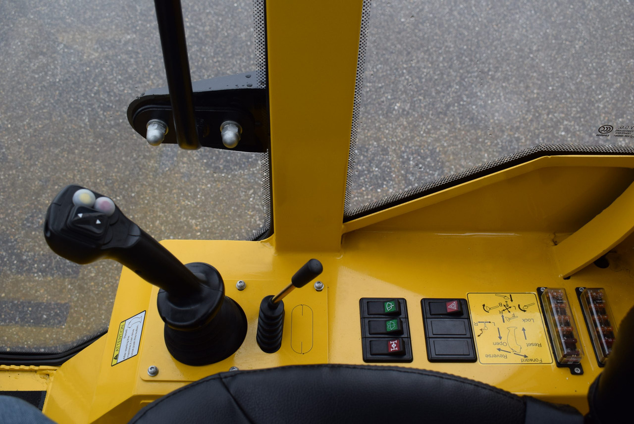 Eurotrac W13 Radlader Hoflader - لودر مفصلي صغير: صور 5 Eurotrac W13 Radlader Hoflader - لودر مفصلي صغير: صور 5