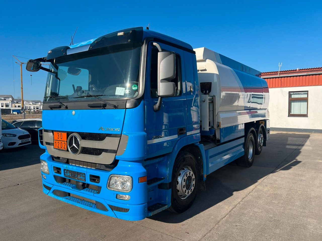 Mercedes-Benz ACTROS 2544 * 3 KAMMER * OBEN/UNTEN * LIFT * - شاحنة صهريج: صور 1 Mercedes-Benz ACTROS 2544 * 3 KAMMER * OBEN/UNTEN * LIFT * - شاحنة صهريج: صور 1