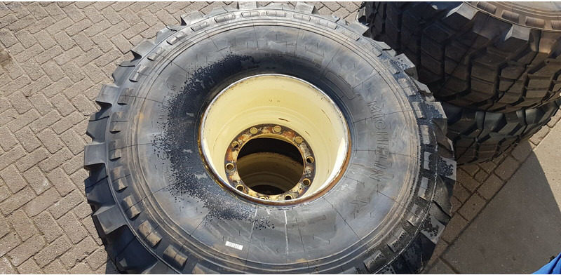 Michelin 24 20.5 xs - الإطارات والجنوط: صور 2 Michelin 24 20.5 xs - الإطارات والجنوط: صور 2