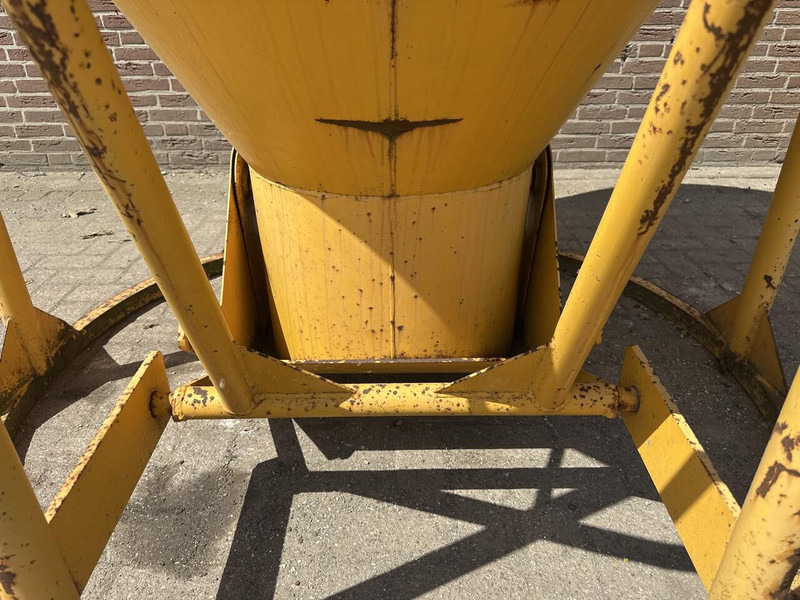 Betonstortkubel staand rond onderlosser - Gebruikt - بكت - آلات البناء: صور 4 Betonstortkubel staand rond onderlosser - Gebruikt - بكت - آلات البناء: صور 4