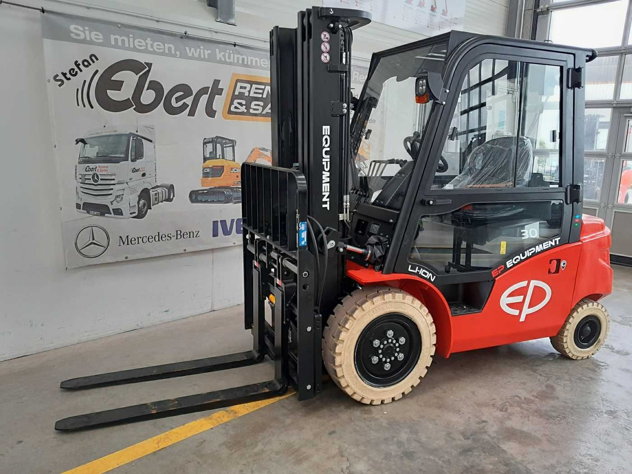 EP Equipment EFL303 / 3,0T / Triplex: 4,80m / SS - رافعة شوكية كهربائية: صور 1 EP Equipment EFL303 / 3,0T / Triplex: 4,80m / SS - رافعة شوكية كهربائية: صور 1