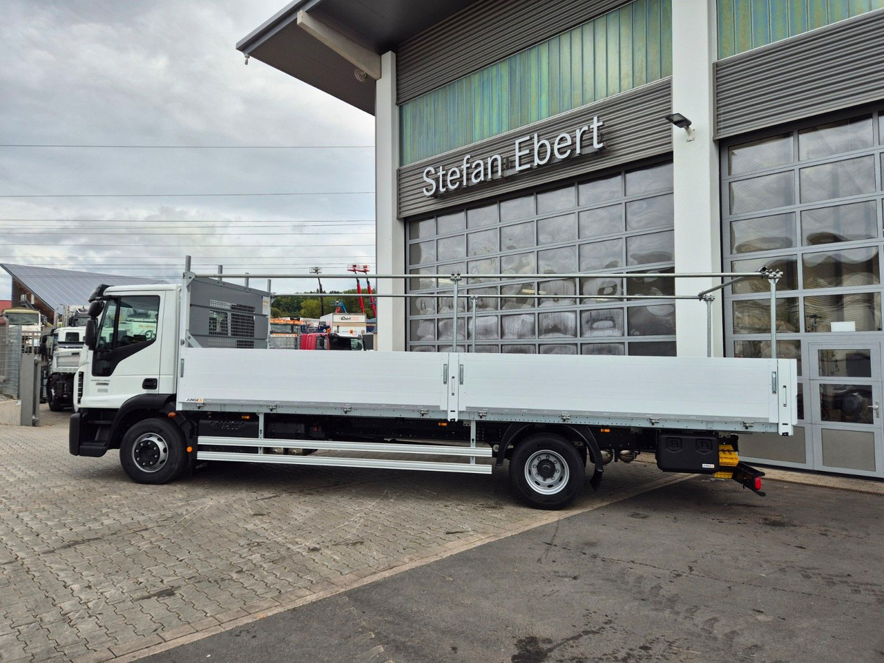 Iveco Eurocargo ML140E28/P Gerüstbau 3 Sitze AHK Klima - شاحنات مسطحة: صور 5 Iveco Eurocargo ML140E28/P Gerüstbau 3 Sitze AHK Klima - شاحنات مسطحة: صور 5