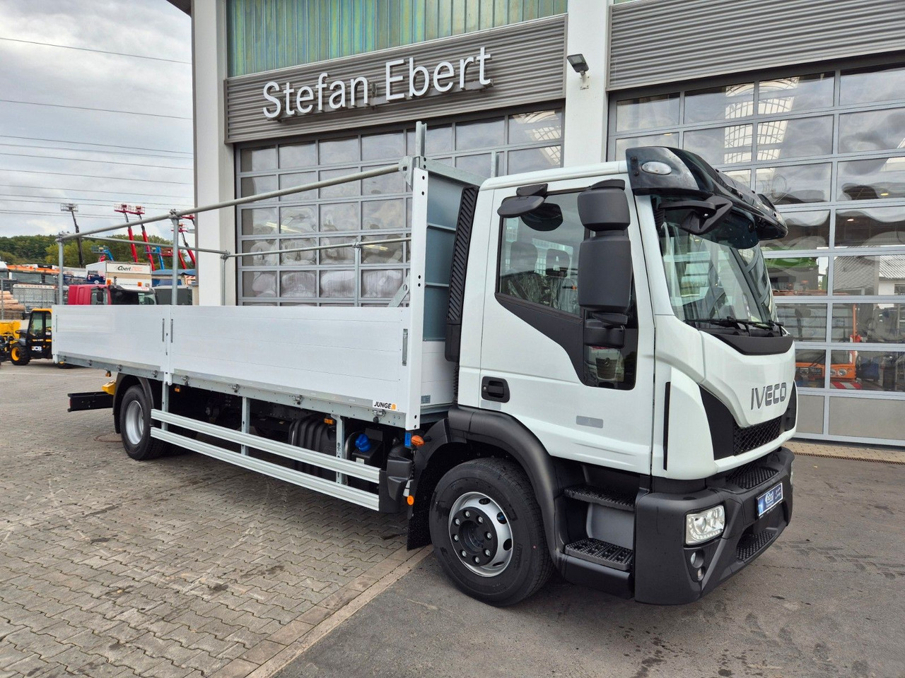 Iveco Eurocargo ML140E28/P Gerüstbau 3 Sitze AHK Klima - شاحنات مسطحة: صور 4 Iveco Eurocargo ML140E28/P Gerüstbau 3 Sitze AHK Klima - شاحنات مسطحة: صور 4