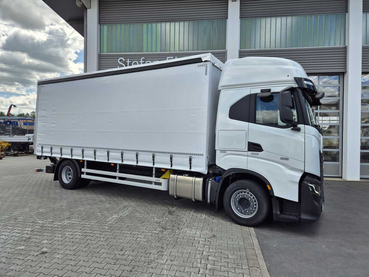 Iveco S-Way AS190S42/P Schiebeplanen LBW 2.000kg AHK - شاحنة ستارة: صور 2 Iveco S-Way AS190S42/P Schiebeplanen LBW 2.000kg AHK - شاحنة ستارة: صور 2