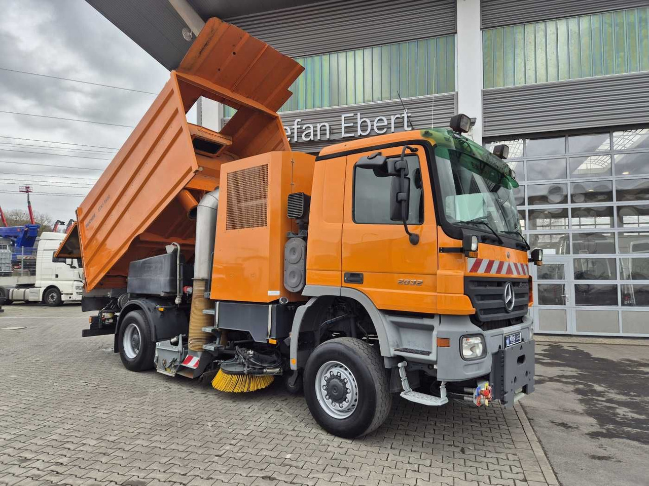 Mercedes-Benz Actros 2032 A 4x4 Bucher STKF 9500 Airport 30x - سياره كنس شوارع: صور 2 Mercedes-Benz Actros 2032 A 4x4 Bucher STKF 9500 Airport 30x - سياره كنس شوارع: صور 2