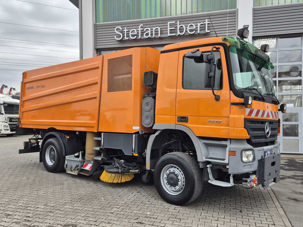 Mercedes-Benz Actros 2032 A 4x4 Bucher STKF 9500 Airport 30x - سياره كنس شوارع: صور 4 Mercedes-Benz Actros 2032 A 4x4 Bucher STKF 9500 Airport 30x - سياره كنس شوارع: صور 4