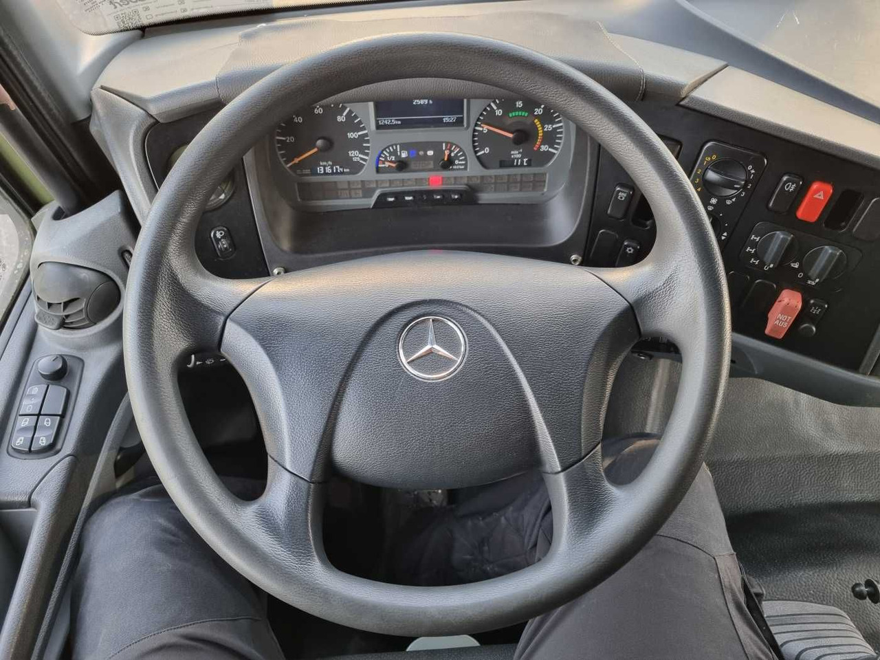 Mercedes-Benz Axor 1829 A 4x4 Pritsche/Plane 10 Stück إيجار Mercedes-Benz Axor 1829 A 4x4 Pritsche/Plane 10 Stück: صور 13