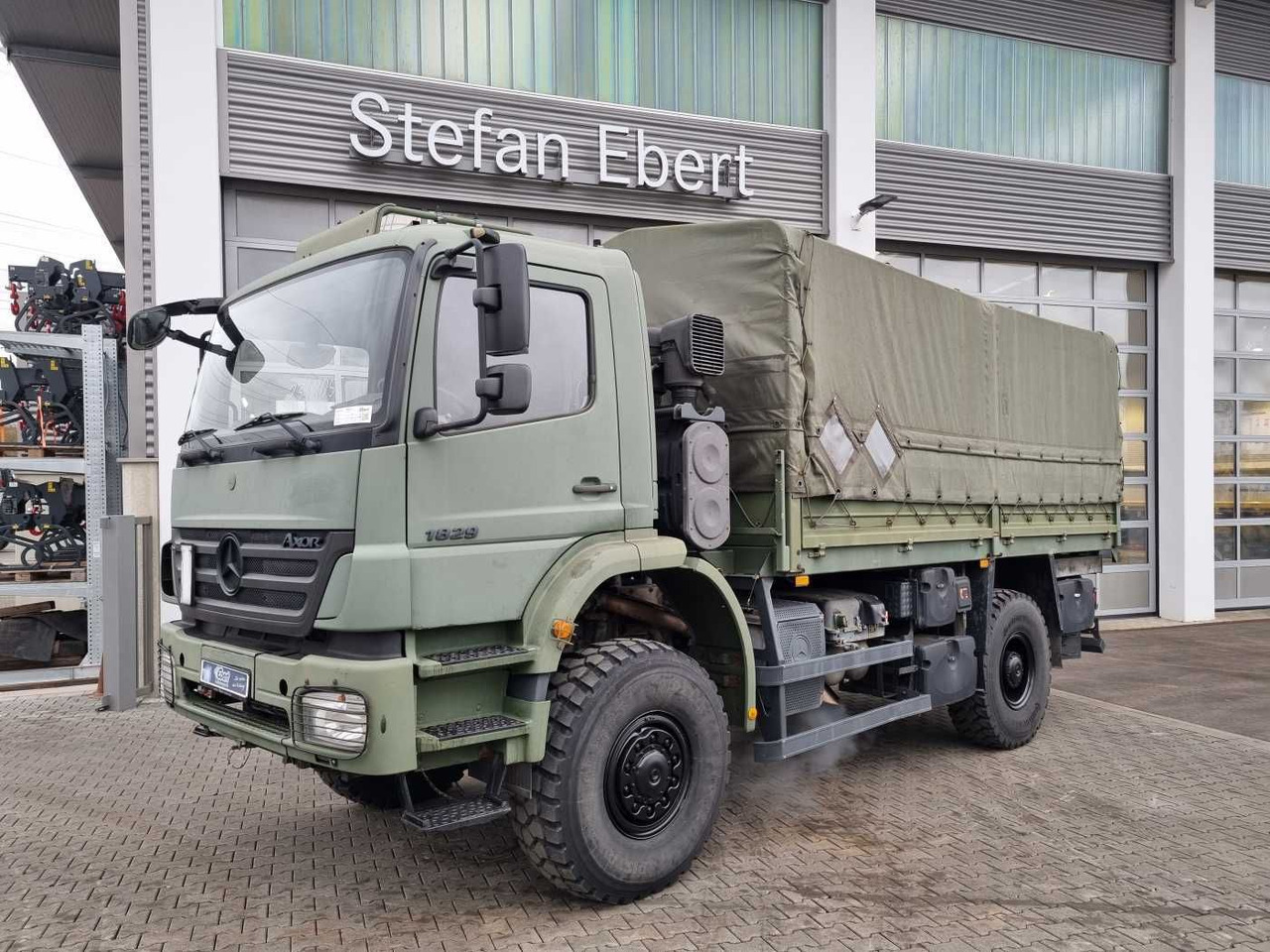 Mercedes-Benz Axor 1829 A 4x4 Pritsche/Plane 10 Stück - شاحنات مسطحة: صور 1 Mercedes-Benz Axor 1829 A 4x4 Pritsche/Plane 10 Stück - شاحنات مسطحة: صور 1