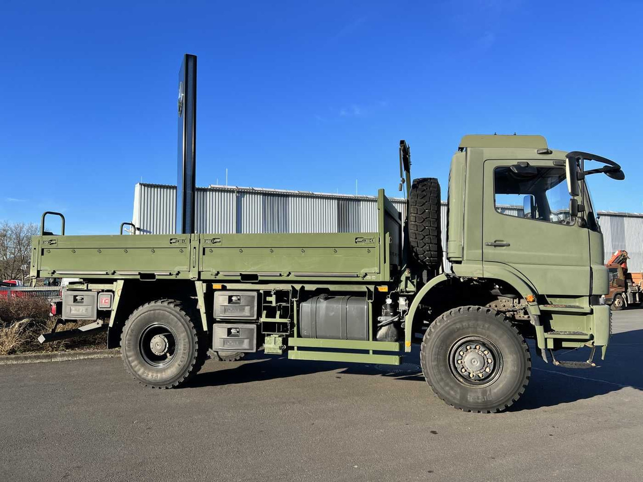 Mercedes-Benz Axor 1829 A 4x4 Pritsche - شاحنات مسطحة: صور 5 Mercedes-Benz Axor 1829 A 4x4 Pritsche - شاحنات مسطحة: صور 5
