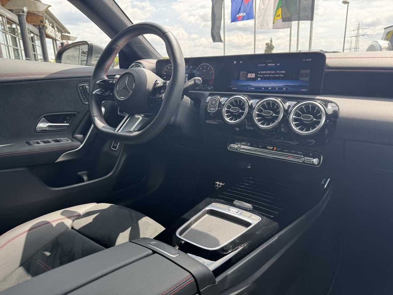 سيارة Mercedes-Benz CLA 200 AMG+Pano+MultiBeam+DistrPro+HUD+360: صور 14