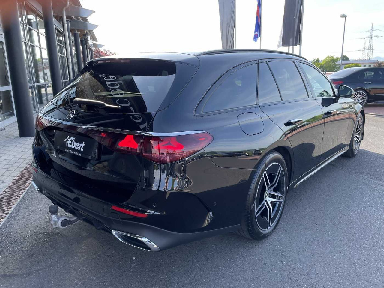 Mercedes-Benz E 220 d T AMG-Line AHK+Distr+R-Kamera +Ambiente+ - سيارة: صور 4 Mercedes-Benz E 220 d T AMG-Line AHK+Distr+R-Kamera +Ambiente+ - سيارة: صور 4
