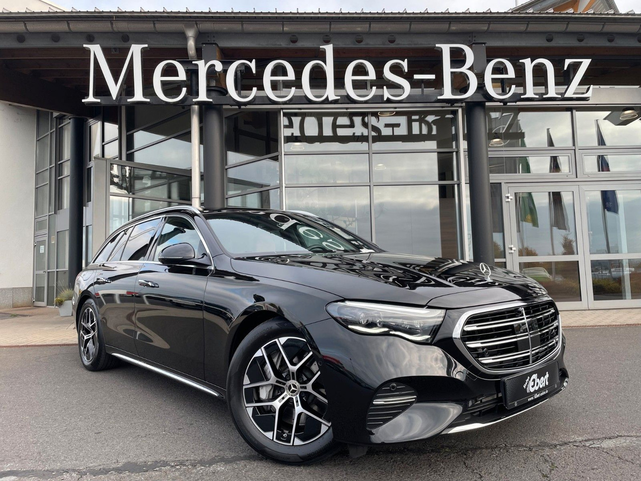 Mercedes-Benz E 220 d T Exclusive Nappa+AHK+360°+Burm+Sitzklim - سيارة ستيشن: صور 1 Mercedes-Benz E 220 d T Exclusive Nappa+AHK+360°+Burm+Sitzklim - سيارة ستيشن: صور 1