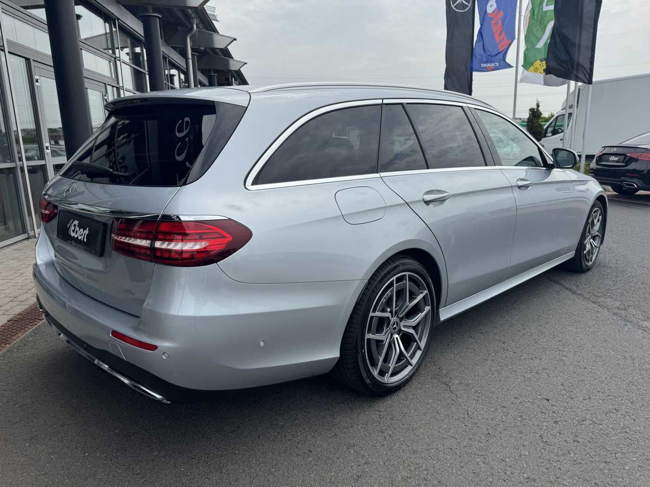 Mercedes-Benz E 220d T AMG+AHK+ESD+RKamera+TotW+ Ambiente - سيارة: صور 4 Mercedes-Benz E 220d T AMG+AHK+ESD+RKamera+TotW+ Ambiente - سيارة: صور 4