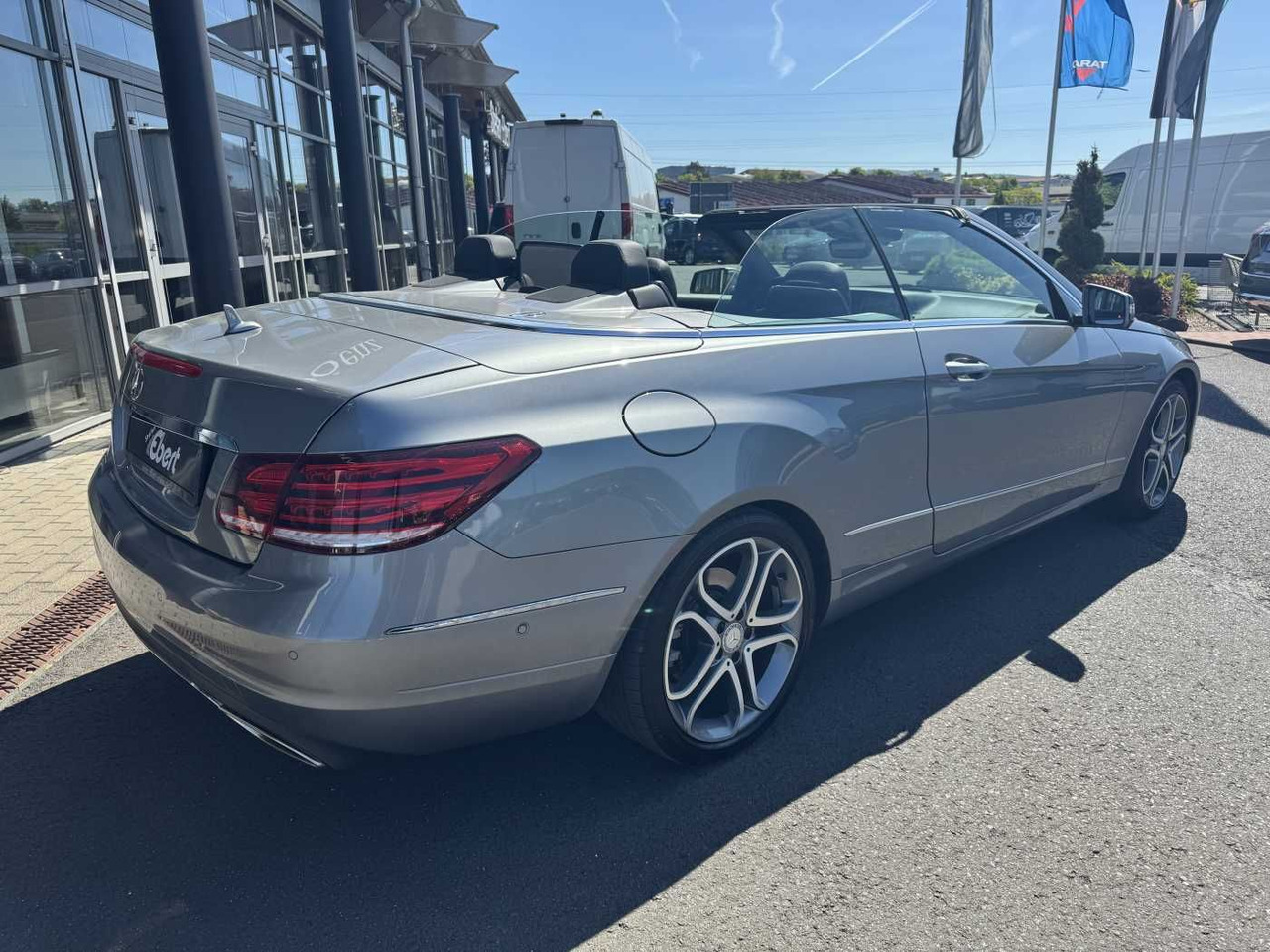 Mercedes-Benz E 300 Cabrio Sportpaket+Distr+Airscarf+SitzKlima - سيارة: صور 4 Mercedes-Benz E 300 Cabrio Sportpaket+Distr+Airscarf+SitzKlima - سيارة: صور 4