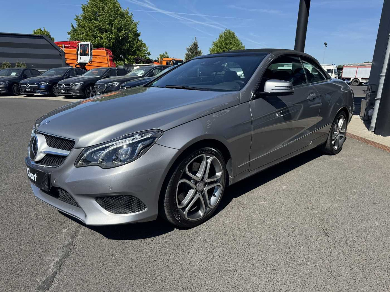 Mercedes-Benz E 300 Cabrio Sportpaket+Distr+Airscarf+SitzKlima - سيارة: صور 2 Mercedes-Benz E 300 Cabrio Sportpaket+Distr+Airscarf+SitzKlima - سيارة: صور 2
