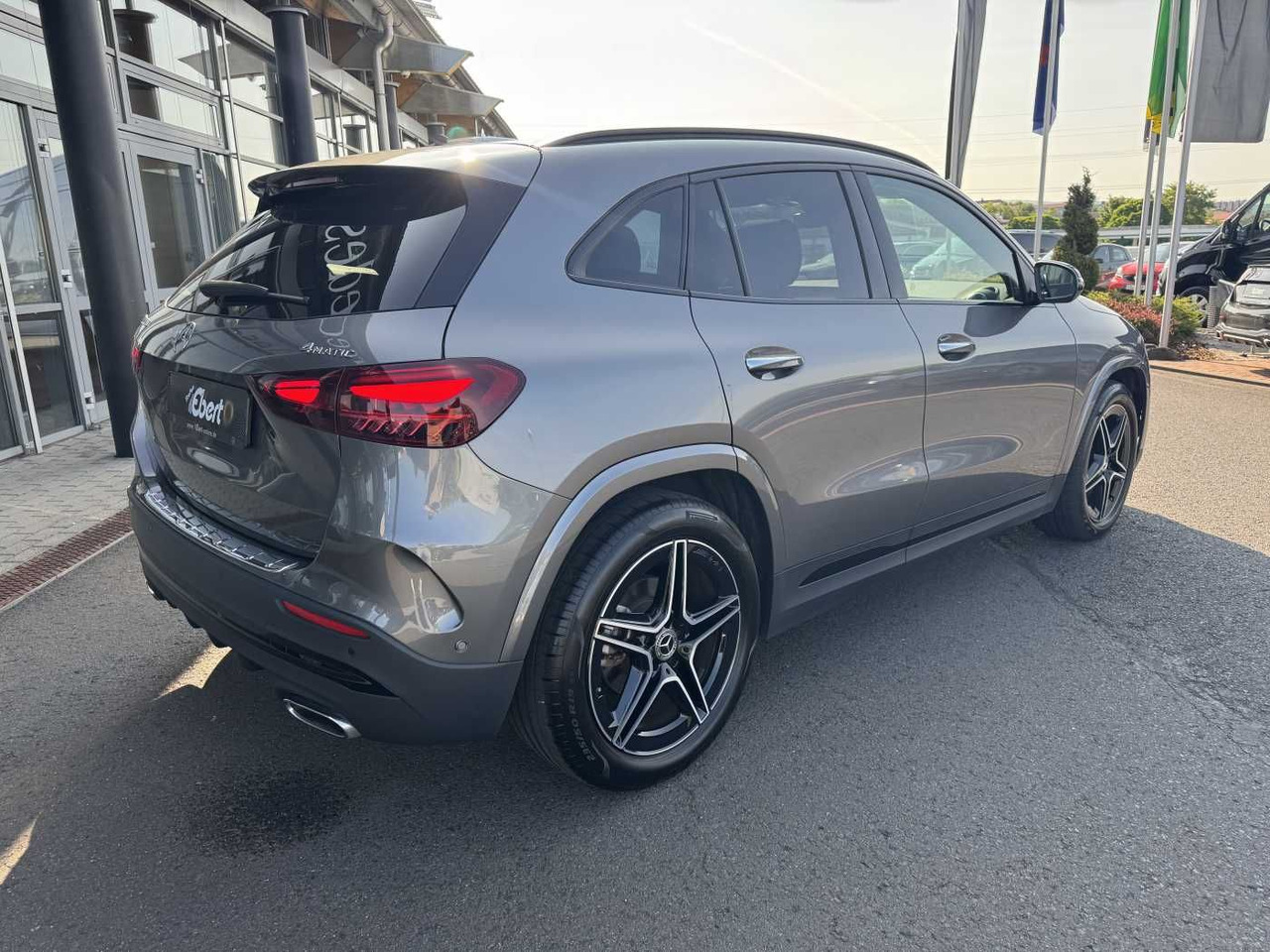 Mercedes-Benz GLA 200d 4M AMG+Pano+Distr+Ambiente+ - سيارة دفع رباعي: صور 4 Mercedes-Benz GLA 200d 4M AMG+Pano+Distr+Ambiente+ - سيارة دفع رباعي: صور 4