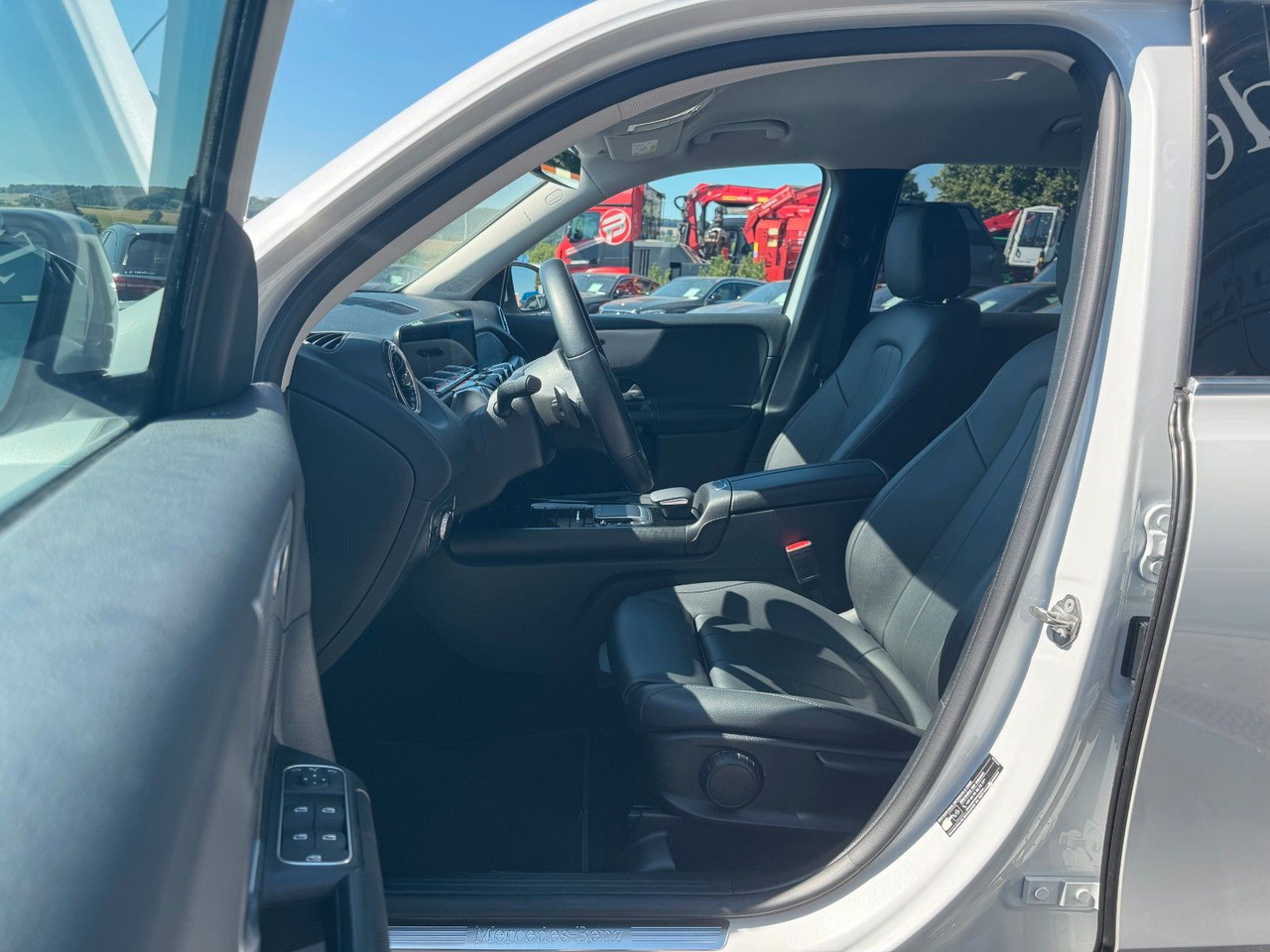 Mercedes-Benz GLB 180 Style+Distronic+RKamera+Vollleder إيجار Mercedes-Benz GLB 180 Style+Distronic+RKamera+Vollleder: صور 11