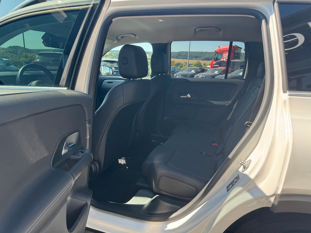 Mercedes-Benz GLB 180 Style+Distronic+RKamera+Vollleder إيجار Mercedes-Benz GLB 180 Style+Distronic+RKamera+Vollleder: صور 10