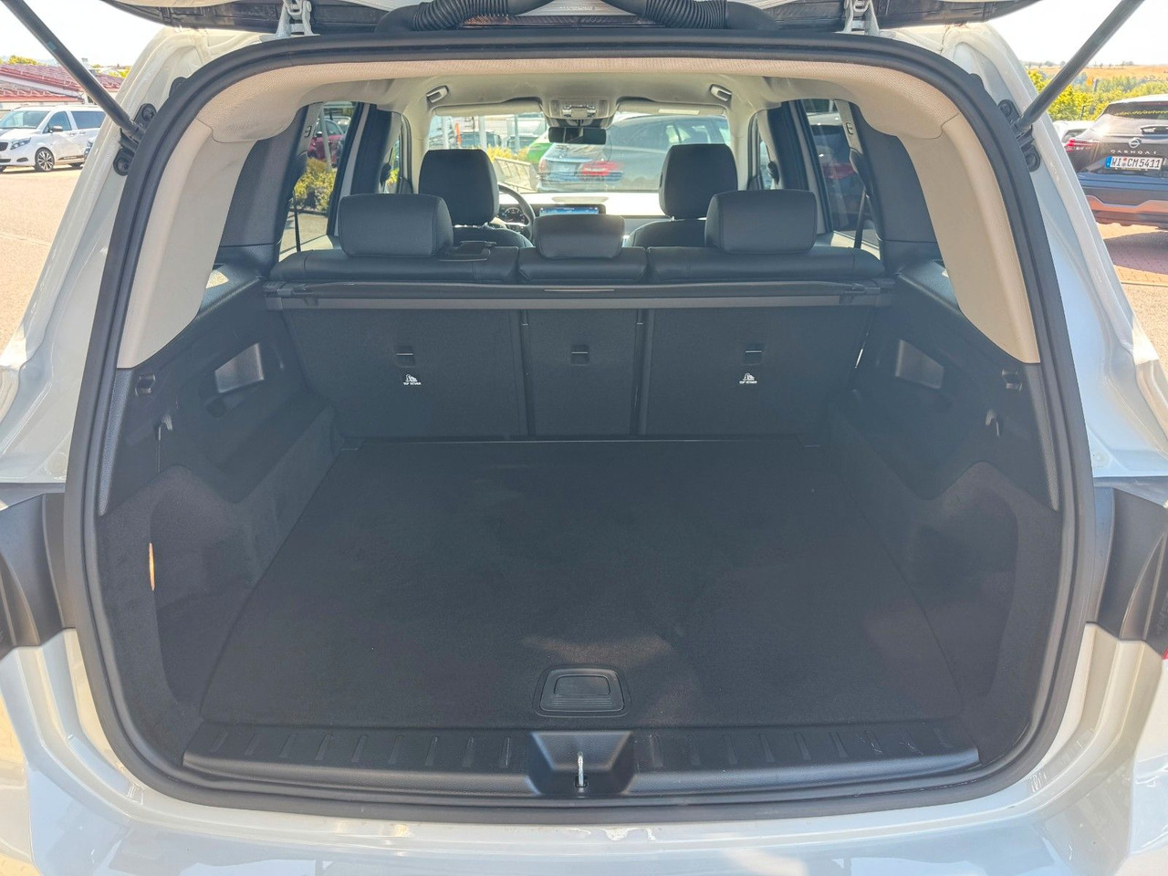 Mercedes-Benz GLB 180 Style+Distronic+RKamera+Vollleder إيجار Mercedes-Benz GLB 180 Style+Distronic+RKamera+Vollleder: صور 8