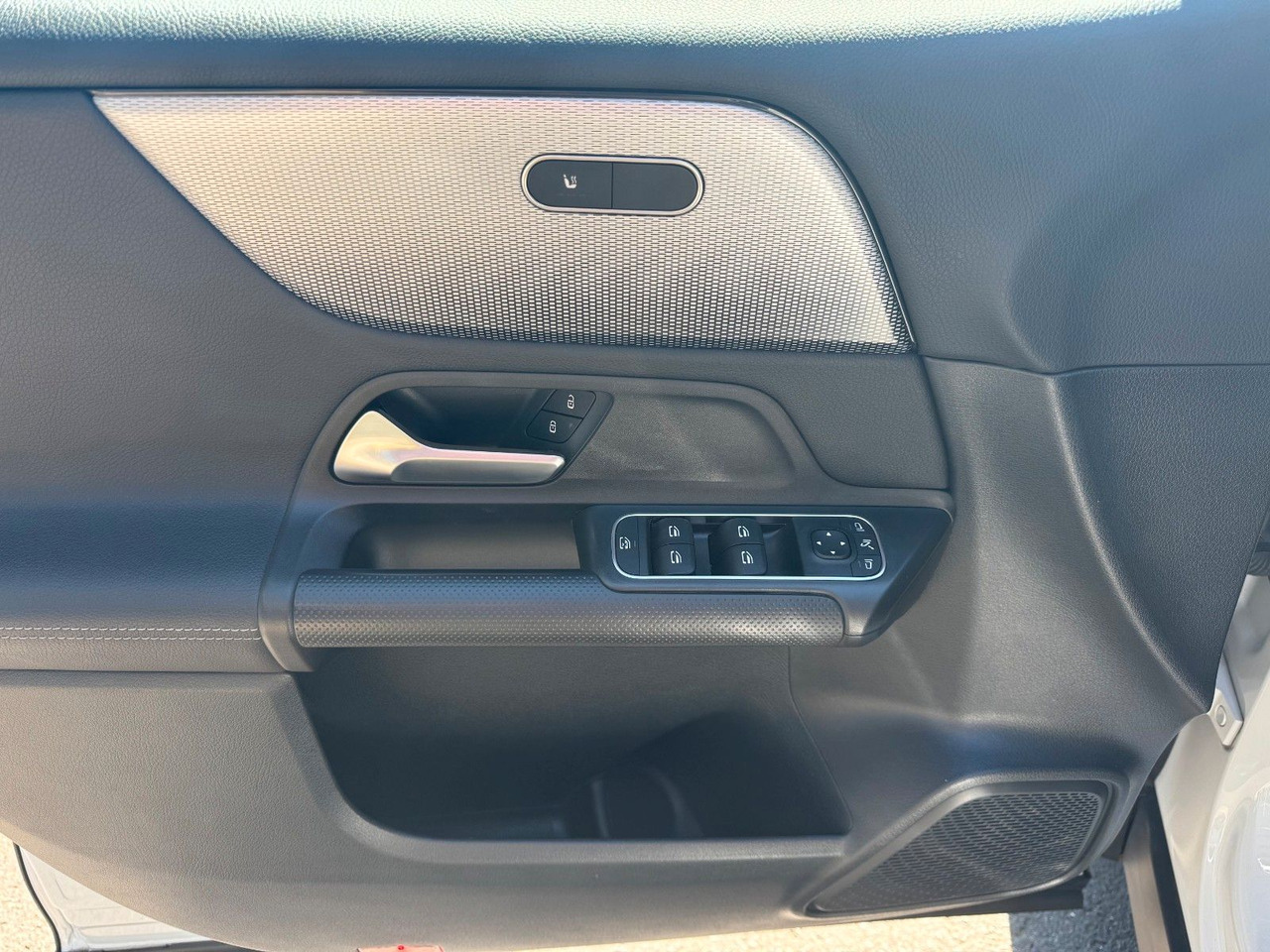 Mercedes-Benz GLB 180 Style+Distronic+RKamera+Vollleder إيجار Mercedes-Benz GLB 180 Style+Distronic+RKamera+Vollleder: صور 12