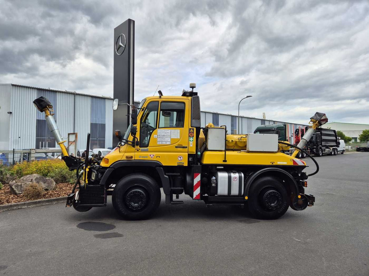 Mercedes-Benz Unimog U400 4x4 Zweiwege ZAGRO 800t/52 Achsen - شاحنة: صور 4 Mercedes-Benz Unimog U400 4x4 Zweiwege ZAGRO 800t/52 Achsen - شاحنة: صور 4