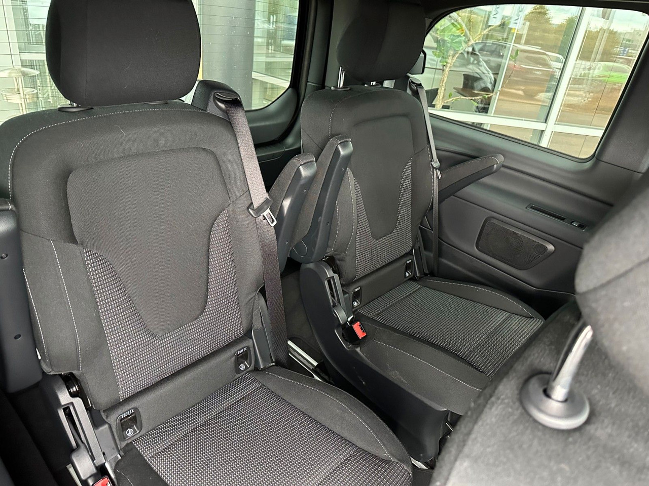 Mercedes-Benz V 250 d EDITION AMG Kompakt ILS elektr Türen إيجار Mercedes-Benz V 250 d EDITION AMG Kompakt ILS elektr Türen: صور 8