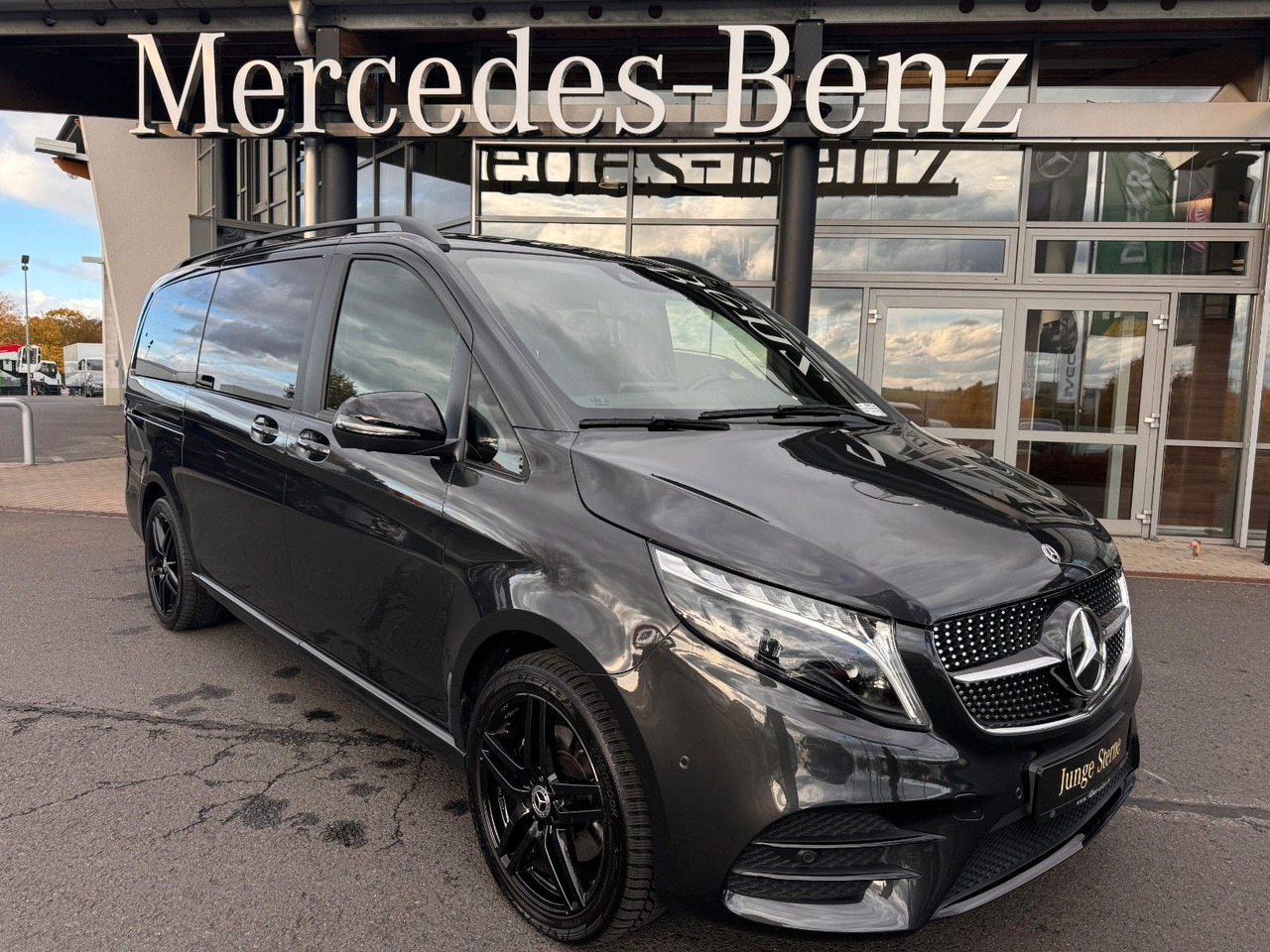 Mercedes-Benz V 300 d 4MATIC AVA ED AMG DISTR Stdh AHK2,5 PANO - سيارة ستيشن: صور 1 Mercedes-Benz V 300 d 4MATIC AVA ED AMG DISTR Stdh AHK2,5 PANO - سيارة ستيشن: صور 1
