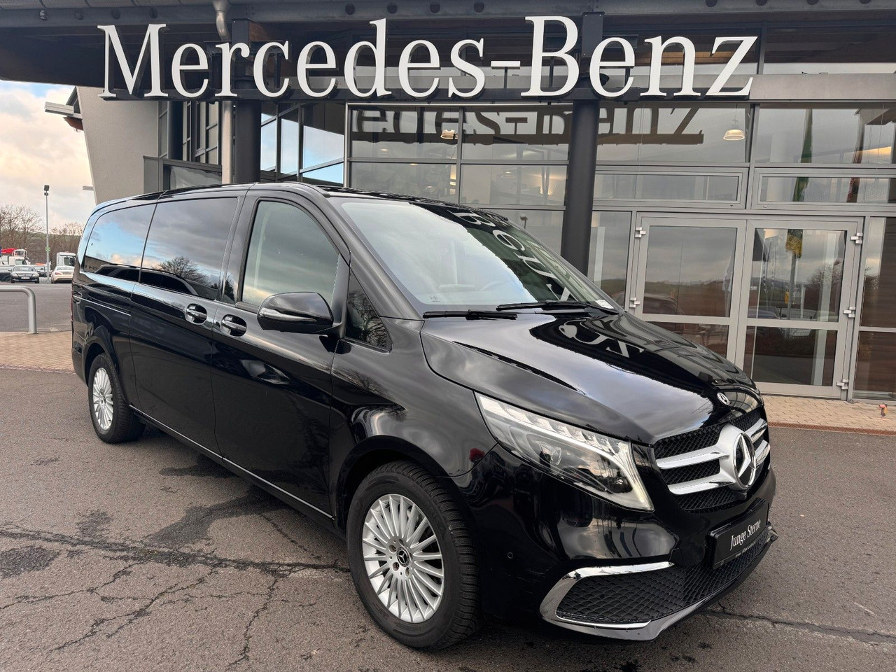 Mercedes-Benz V 300 d AVA Extralang 4MATIC AHK Stdh DISTRONIC - ميكروباص: صور 1 Mercedes-Benz V 300 d AVA Extralang 4MATIC AHK Stdh DISTRONIC - ميكروباص: صور 1
