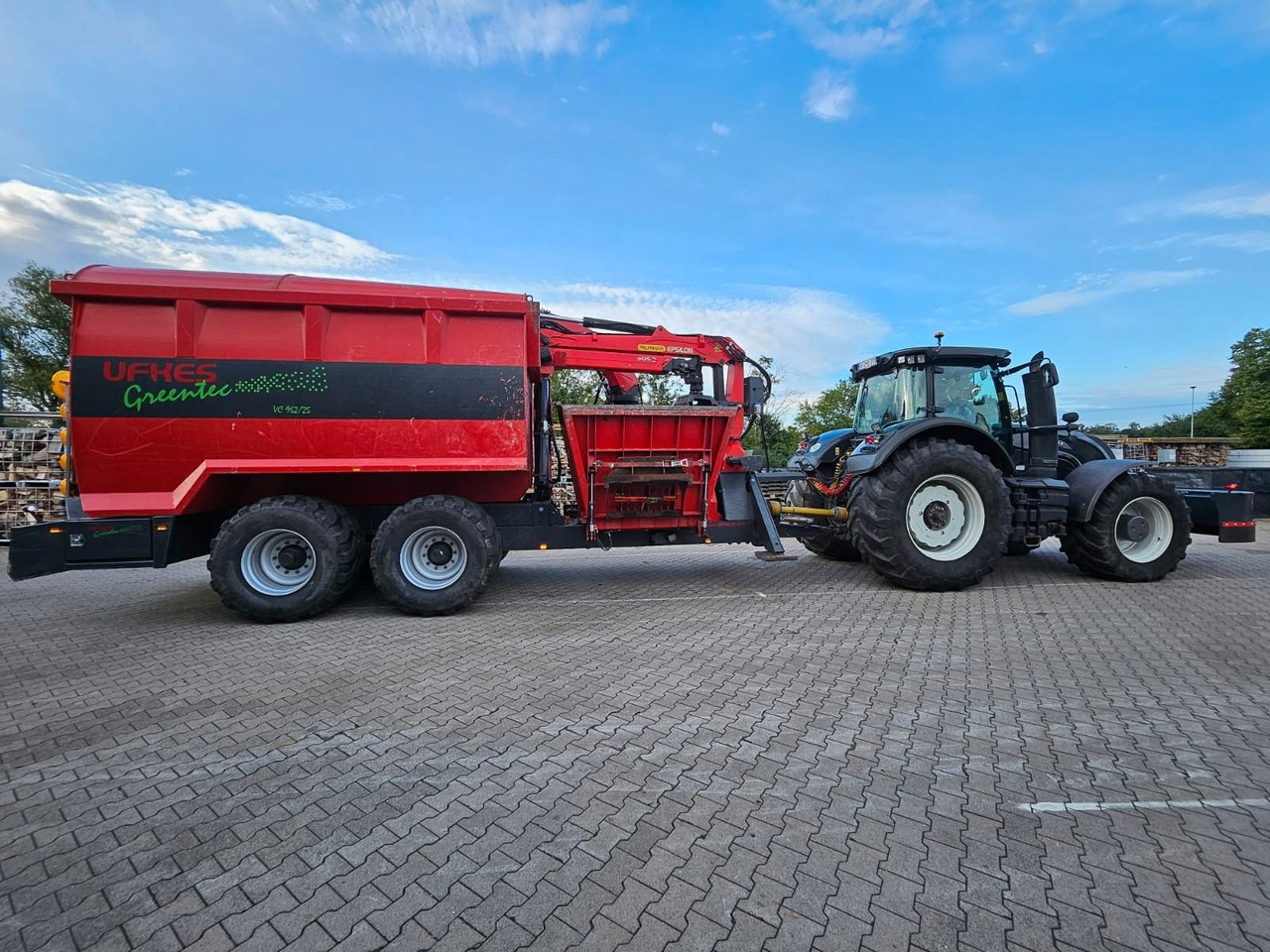Valtra S374 / nur: 1.980h! / 06.2017 / Holzhacker - ماكينة تقطيع الأغصان: صور 1 Valtra S374 / nur: 1.980h! / 06.2017 / Holzhacker - ماكينة تقطيع الأغصان: صور 1