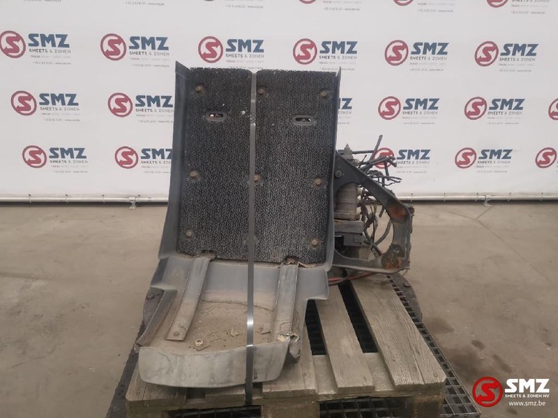 Volvo Occ Spatbord links met luchtketel Volvo FM9 - درابزين - شاحنة: صور 4 Volvo Occ Spatbord links met luchtketel Volvo FM9 - درابزين - شاحنة: صور 4