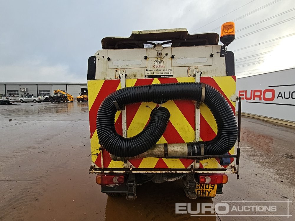 2009 Scarab 4x2 Road Sweeper, Reverse Camera, Automatic Gearbox - سياره كنس شوارع: صور 5 2009 Scarab 4x2 Road Sweeper, Reverse Camera, Automatic Gearbox - سياره كنس شوارع: صور 5