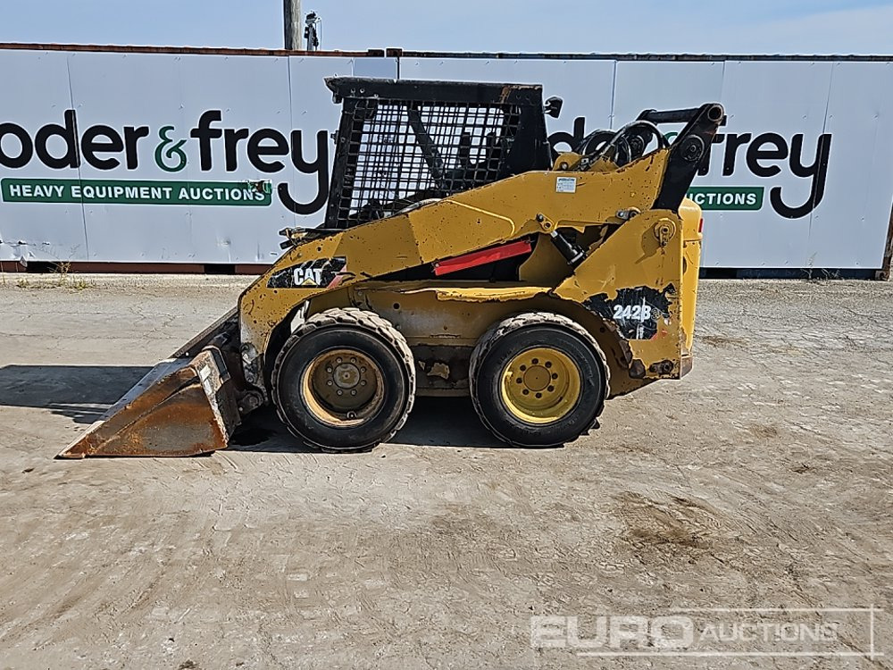 2012 CAT 242B3 - شيول صغير: صور 2 2012 CAT 242B3 - شيول صغير: صور 2