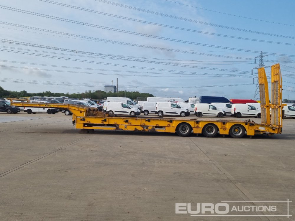 2012 Cheiftain Tri Axl Step Frame Low Loader Trailer, Hydraulic Ramps, Out Riggers - عربة مسطحة منخفضة نصف مقطورة: صور 2 2012 Cheiftain Tri Axl Step Frame Low Loader Trailer, Hydraulic Ramps, Out Riggers - عربة مسطحة منخفضة نصف مقطورة: صور 2