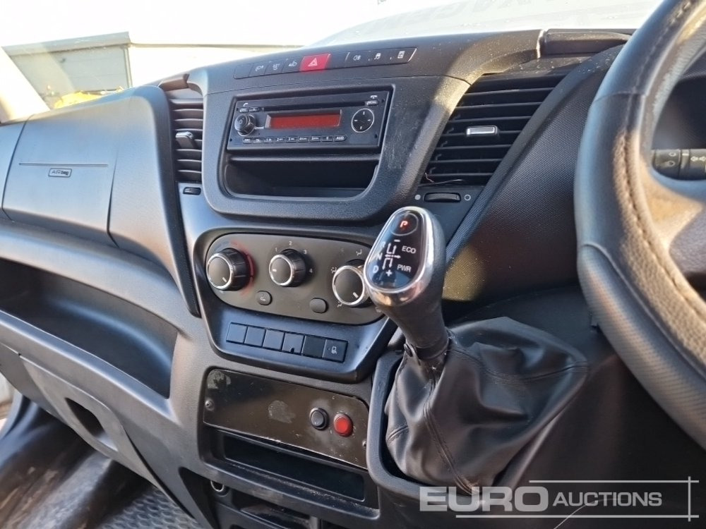 الشاحنات الصغيرة المسطحة 2015 Iveco Daily 35C13: صور 24
