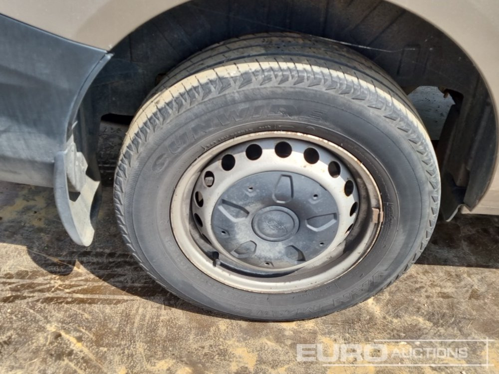 الشاحنات الصغيرة 2020 Ford Transit Custom 300: صور 14