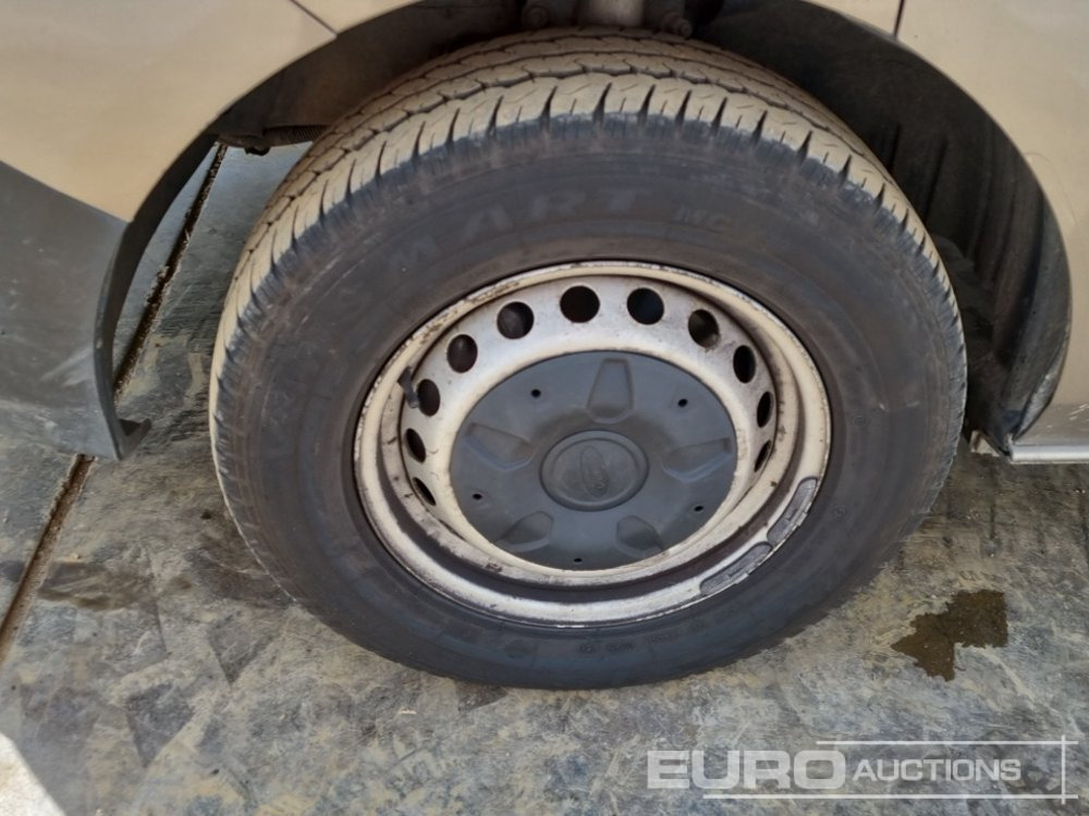 الشاحنات الصغيرة 2020 Ford Transit Custom 300: صور 12