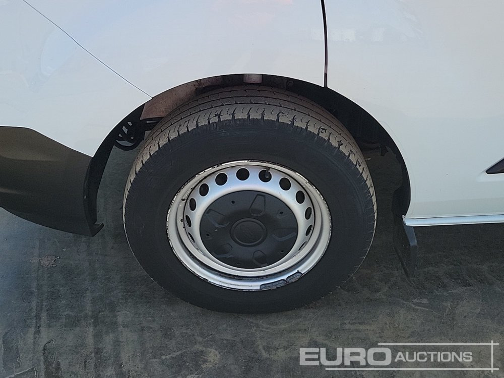 الشاحنات الصغيرة 2021 Ford Transit Custom 300: صور 9